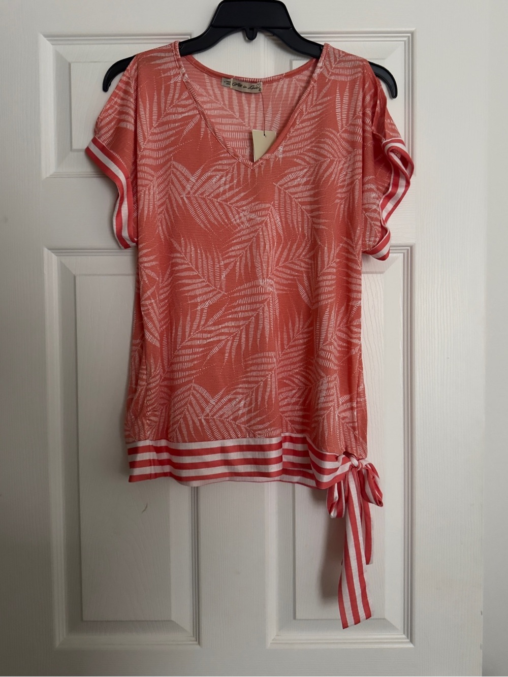 NWT Coral Leaf-Print Short Sleeve V-Neck Top with Side Tie Size M